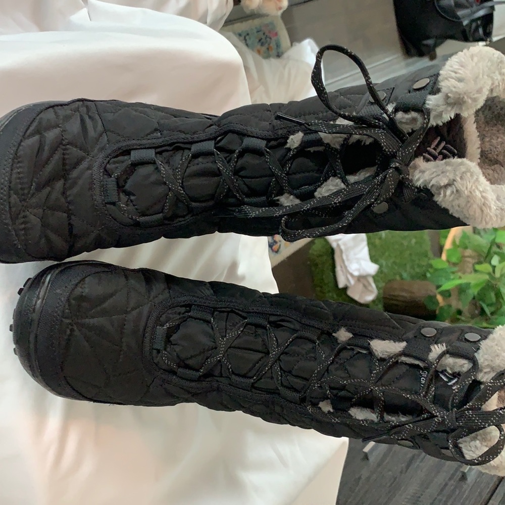 Columbia winter boots black with grey fur inside size 8.5